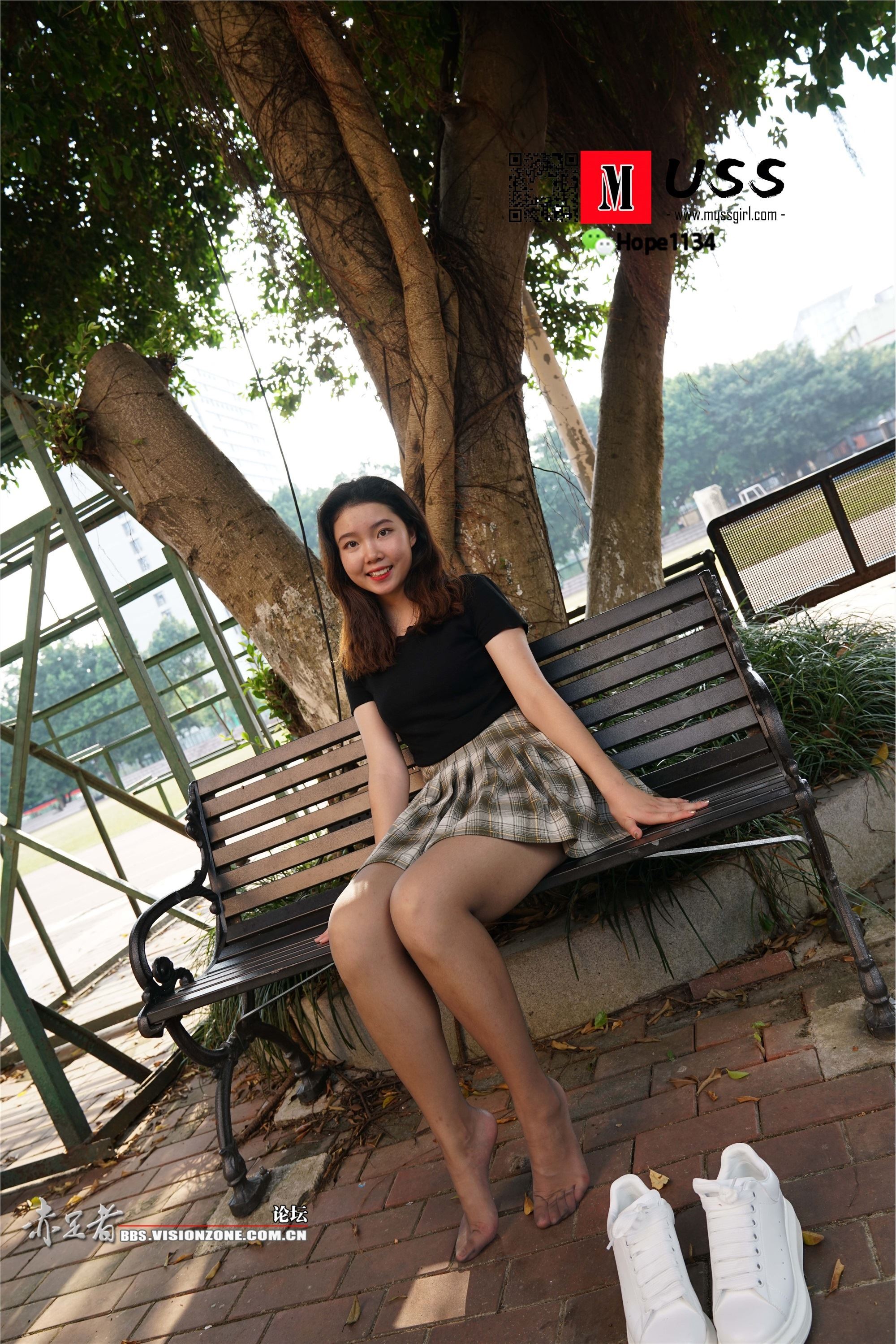 Mongolian dance Beautiful girl Nenzu Gray silk Park photo